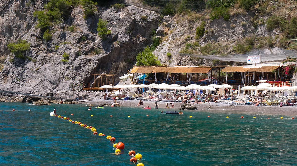 Restaurant Lido degli Artisti in Amalfi: Lively beach club with a young ...
